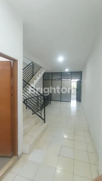 image RUKO 3 LANTAI STRATEGIS DI TELUK GONG, PARKIR LUAS, LOKASI KOMERSIAL (1)