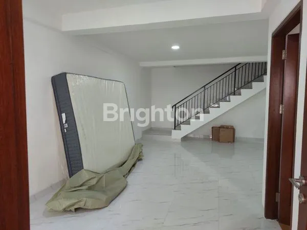 image RUMAH 3 LANTAI DI TAMAN PALEM LESTARI CENGKARENG (3)