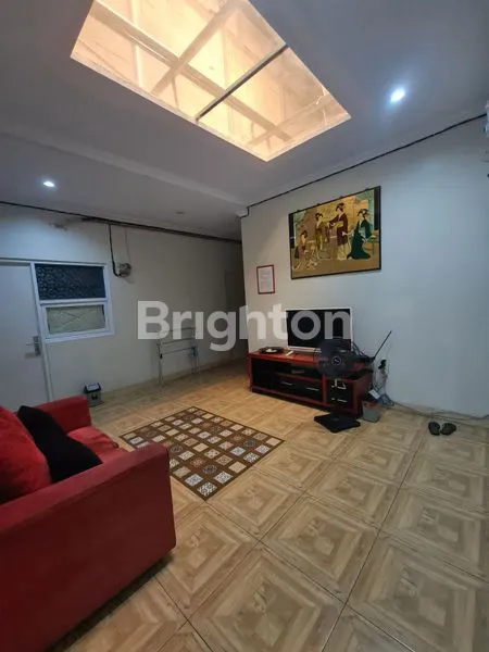 image RUMAH 3 LANTAI DGN 10 KAMAR KOST & USAHA LAUNDRY DI KELAPA DUA TANGERANG (5)