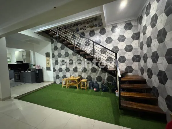 image RUMAH 3 LANTAI DGN 10 KAMAR KOST & USAHA LAUNDRY DI KELAPA DUA TANGERANG (6)