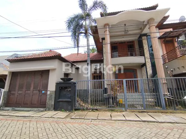 image RUMAH BERGAYA KLASIK, FULL FURNISH DI RUNGKUT (1)