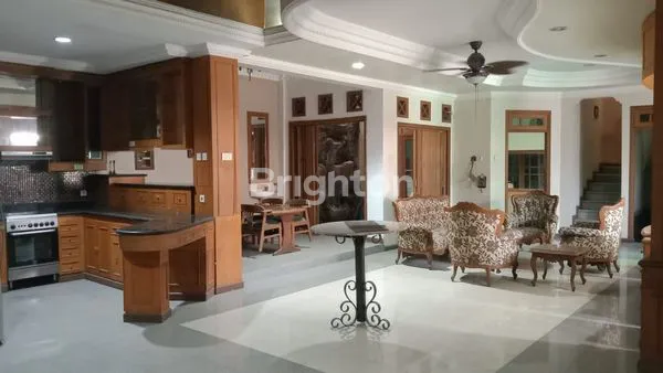 image RUMAH BERGAYA KLASIK, FULL FURNISH DI RUNGKUT (2)