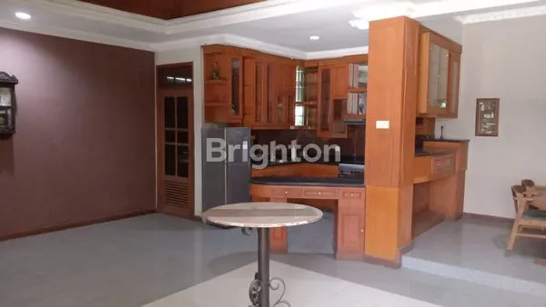 image RUMAH BERGAYA KLASIK, FULL FURNISH DI RUNGKUT (3)