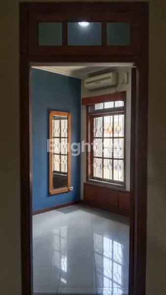 image RUMAH BERGAYA KLASIK, FULL FURNISH DI RUNGKUT (6)