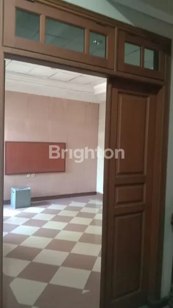 image RUMAH BERGAYA KLASIK, FULL FURNISH DI RUNGKUT (7)