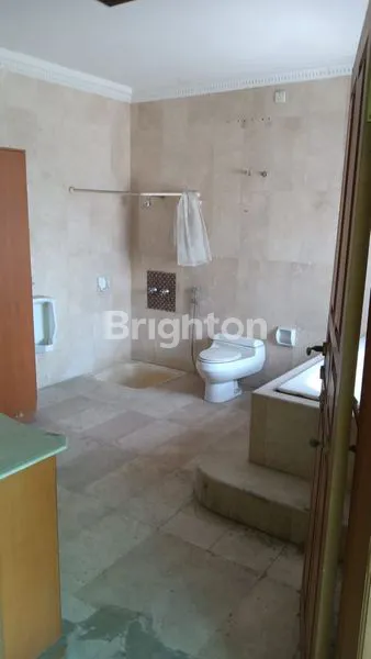 image RUMAH BERGAYA KLASIK, FULL FURNISH DI RUNGKUT (8)