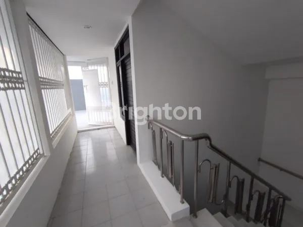 image BANGUNAN 3 LANTAI KENJERAN KANTOR & BANK (5)