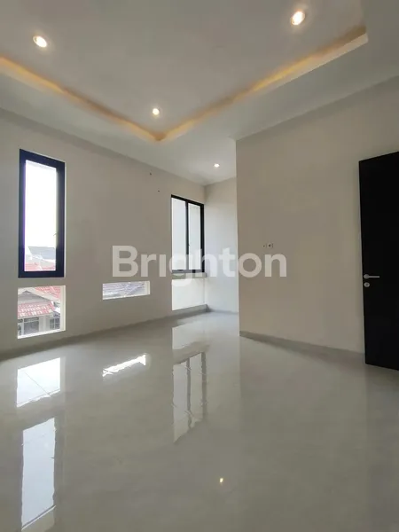 image RUMAH BARU 2 LANTAI ONE GATE SYSTEM AREA KLAMPIS, SURABAYA TIMUR (5)