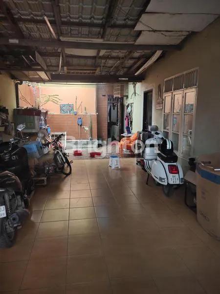 image RUMAH SEMI VILLA - PEKARANGAN LUAS - BELAKANG JALAN. CEMARA - DEKAT PASAR BUAH CEMARA ASRI DAN PASAR IKAN - 5 MENIT KE CEMARA ASRI - 7 MENIT KE PINTU TOL HAJI ANIF - HARGA 1.600.000.000 (5)