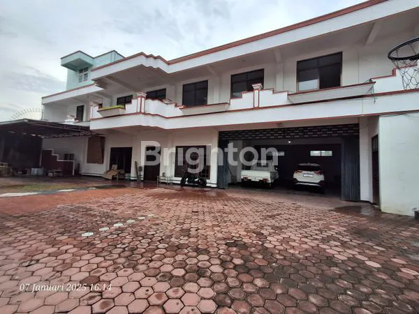 image DISEWAKAN TULUNGAGUNG. RUMAH. KANTOR. PARKIR LUAS. LEBAR 28 METER (1)