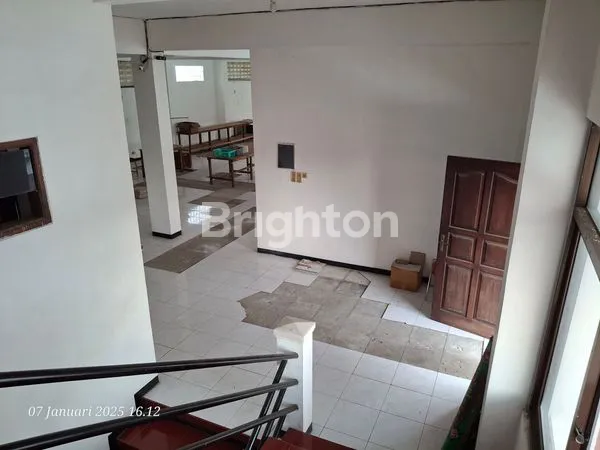 image DISEWAKAN TULUNGAGUNG. RUMAH. KANTOR. PARKIR LUAS. LEBAR 28 METER (4)