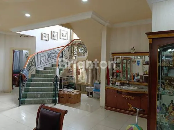 image RUMAH MEWAH 2 LANTAI DI TEBET (4)