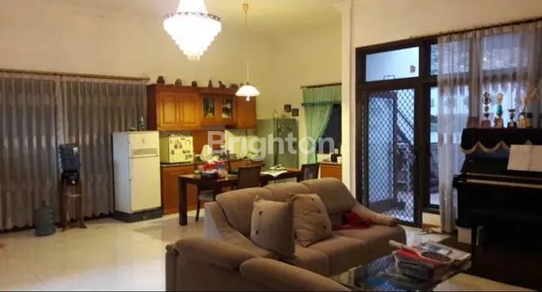 image RUMAH TERAWAT, SIAP HUNI, LOKASI STRATEGIS DI MANYAR KERTOADI (3)