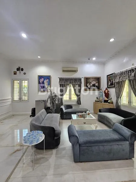 image DI JUAL RUMAH MEWAH ARSITEKTUR KLASIK YANG LUAS DAN ELEGAN, SIAP HUNIPULOMAS JAKARTA TIMUR (7)