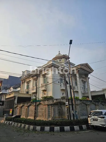 image DI JUAL RUMAH MEWAH ARSITEKTUR KLASIK YANG LUAS DAN ELEGAN, SIAP HUNIPULOMAS JAKARTA TIMUR (2)