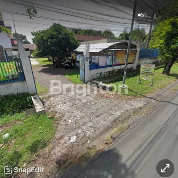 BANGUNAN LUAS TENGAH KOTA