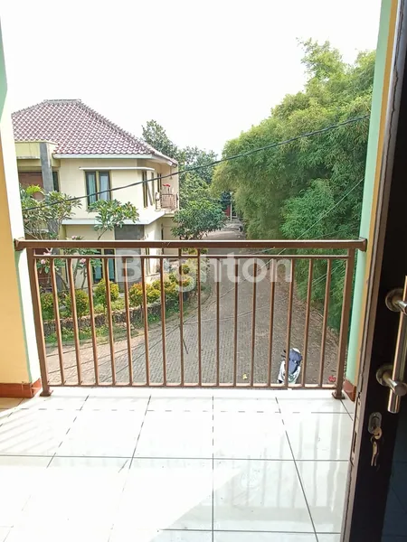 image RUMAH BAGUS 2 LANTAI SIAP HUNI DENGAN 4 KAMAR TIDUR AMAN DALAM KOMPLEK (3)