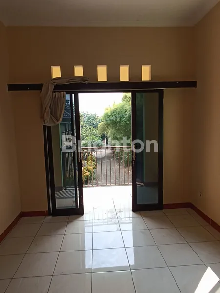 image RUMAH BAGUS 2 LANTAI SIAP HUNI DENGAN 4 KAMAR TIDUR AMAN DALAM KOMPLEK (4)