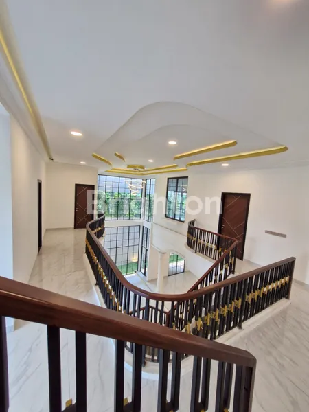 image RUMAH MEWAH TOMANG DEKAT KE MAL CP JAKARTA BARAT. ADA ROOFTOP NYA (8)