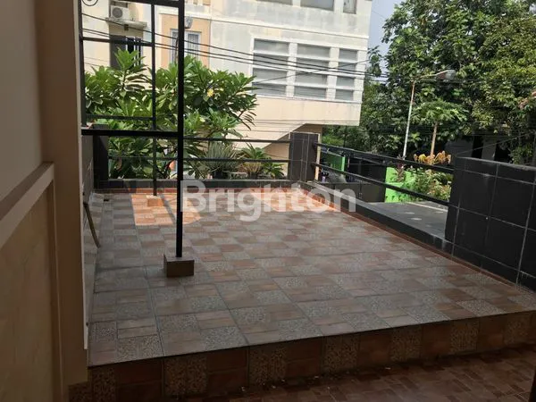 image JUAL RUMAH MASIH BARU 3 LANTAI KELAPA GADING JAKARTA UTARA (8)