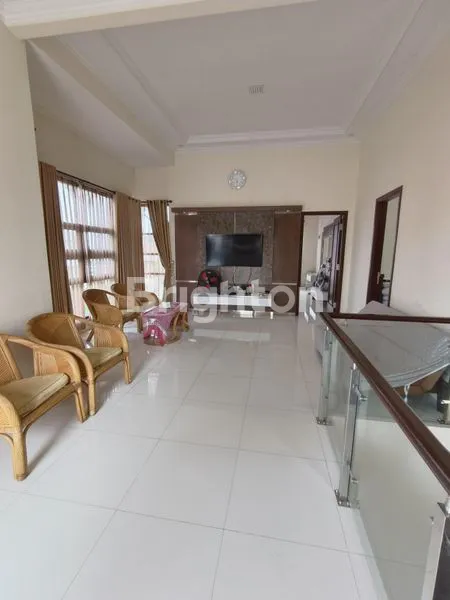 image RUMAH MEWAH 2 LANTAI TENGAH KOTA FULL FURNISH (3)