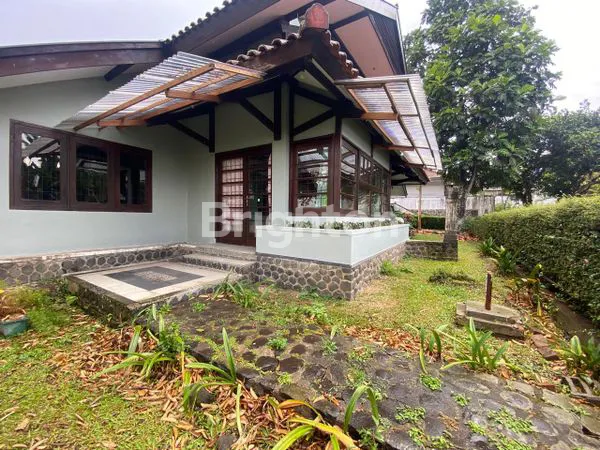 image RUMAH TEMPO DULU DENGAN KEBUN YANG LUAS (1)
