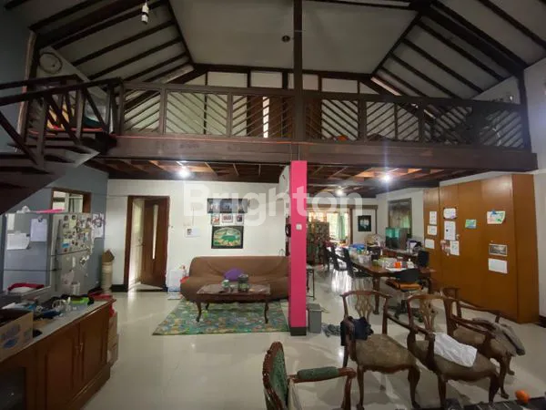 image RUMAH TEMPO DULU DENGAN KEBUN YANG LUAS (3)