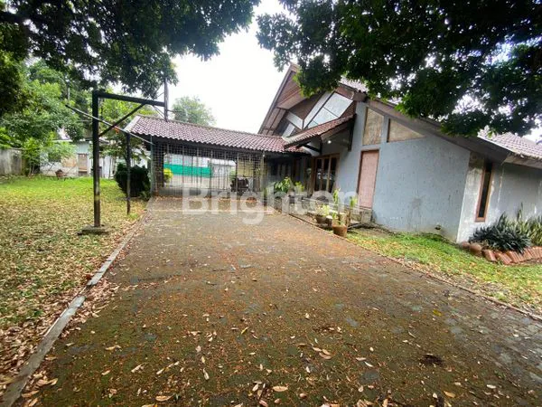 image RUMAH TEMPO DULU DENGAN KEBUN YANG LUAS (5)