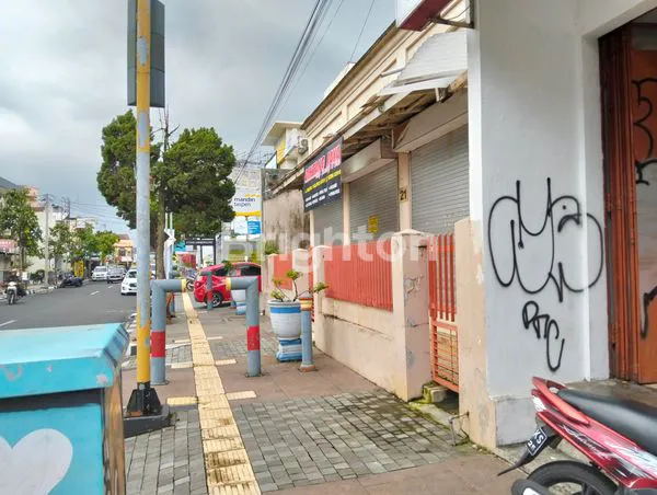image RUMAH BESAR DI TENGAH KOTA SALATIGA, PINGGIR JALAN SANGAT STRATEGIS UNTUK USAHA. (2)