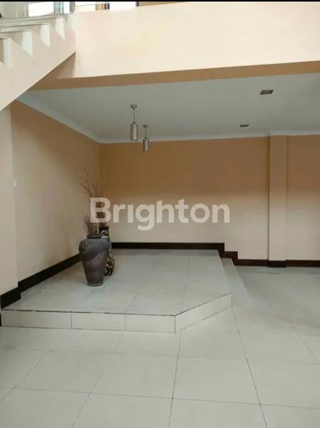image RUMAH CANTIK PUSAT KOTA, 2 LANTAI TIPE MEZANINE,SEMI FURNISH  (4)