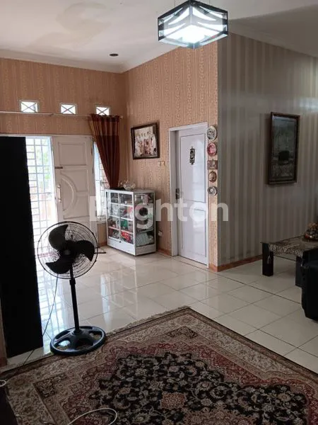 image RUMAH CANTIK DENGAN HALAMAN LUAS  (5)