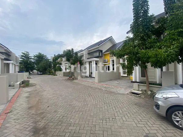 image RUMAH 2ND TERAWAT SIAP HUNI DI WISATA SEMANGGI DEKAT MANGGROVE MERR & WONOREJO UKURAN 6X14 ROW JALAN 2.5 MOBIL (3)