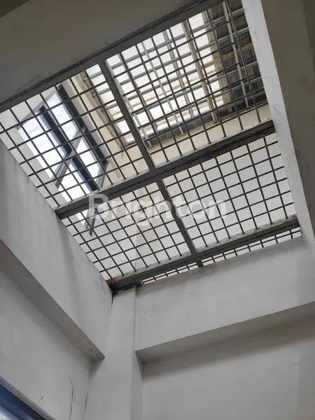 image RUMAH TINGGAL 2.5 LANTAI LOKASI STRATEGIS DEKAT PUSAT KERAMAIAN TENGAH KOTA KEDIRI (6)