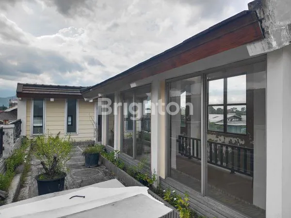 image RUMAH TINGGAL 2.5 LANTAI LOKASI STRATEGIS DEKAT PUSAT KERAMAIAN TENGAH KOTA KEDIRI (7)