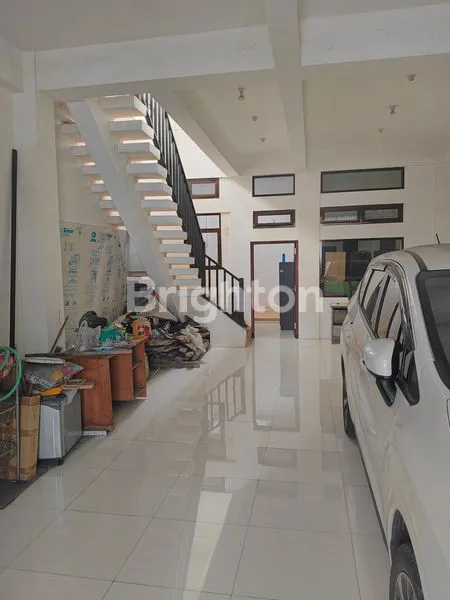 image RUMAH TINGGAL 2.5 LANTAI LOKASI STRATEGIS DEKAT PUSAT KERAMAIAN TENGAH KOTA KEDIRI (3)