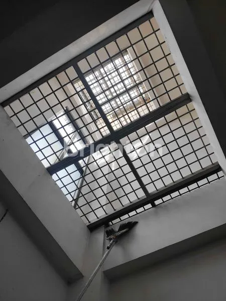 image RUMAH TINGGAL 2.5 LANTAI LOKASI STRATEGIS DEKAT PUSAT KERAMAIAN TENGAH KOTA KEDIRI (8)