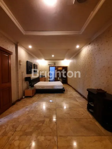 image RUMAH ASRI BANGUNAN KOKOH STRATEGIS DI KOMPLEK PERUMAHAN TANJUNG BARAT JAKARTA SELATAN (6)