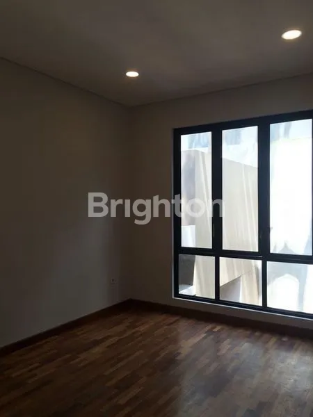 image RUMAH SERASA VILLA DI EMERALD COVE GADING SERPONG TANGERANG (5)