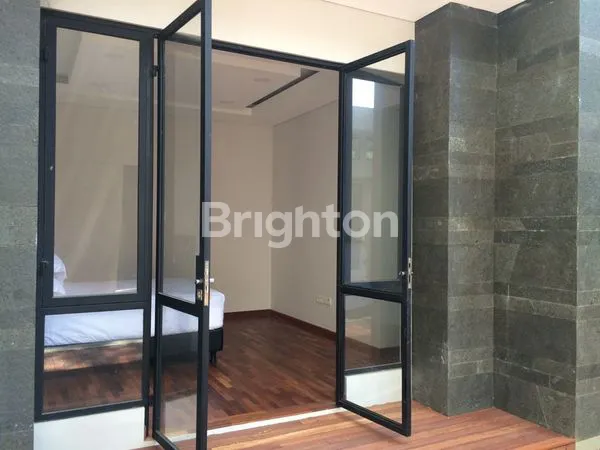 image RUMAH SERASA VILLA DI EMERALD COVE GADING SERPONG TANGERANG (3)