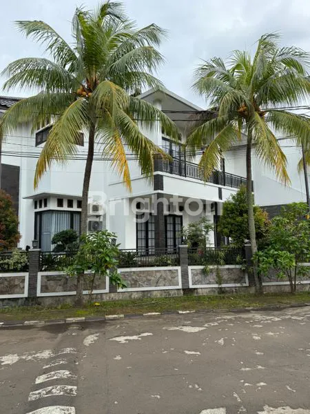 image RUMAH MEWAH DARI 7M JADI 6M ADA KOLAM RENANG LOKASI STRATEGIS DI DEPOK (1)