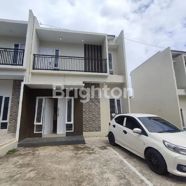 image DISEWAKAN RUMAH 2 LANTAI BEJE - BEJE NYAMAN DAN AMAN (1)