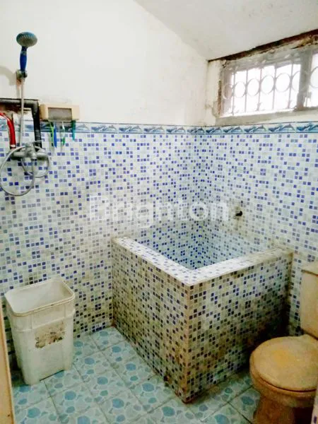 image RUMAH SIAP HUNI LOKASI SANGAT STRATEGIS DAN KOMERSIAL (6)