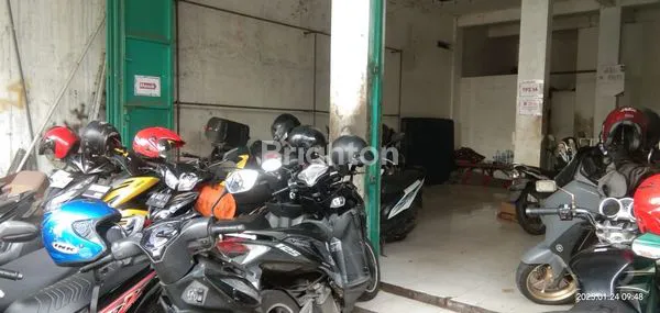 image *RUMAH 1 LANTAI DI KEDUNG BARUK, SANGAT STRATEGIS, EX BENGKEL DAN VARIASI CUSTOM, 200 METER DARI JALAN UTAMA (MERR) (NON FURNISHED)* (3)