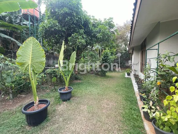 image HUNIAN NYAMAN , ASRI, DENGAN HALAMAN SANGAT LUAS, LOKASI STRATEGIS, DIPINGGIR JALAN,HARGA NEGOTIABLE , FULL FURNISHED  (3)