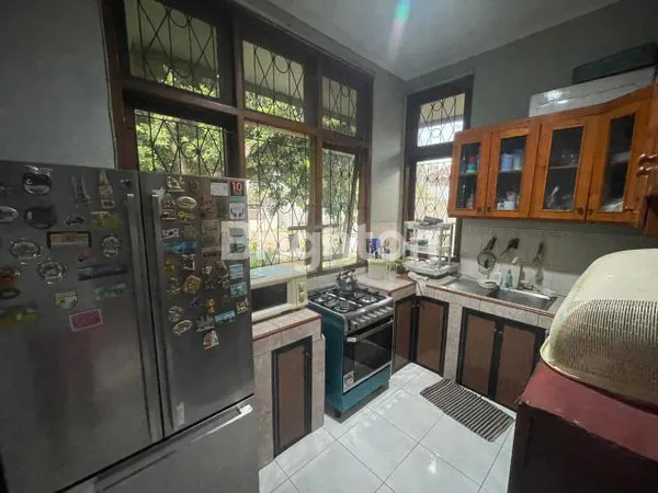 image HUNIAN NYAMAN , ASRI, DENGAN HALAMAN SANGAT LUAS, LOKASI STRATEGIS, DIPINGGIR JALAN,HARGA NEGOTIABLE , FULL FURNISHED  (7)