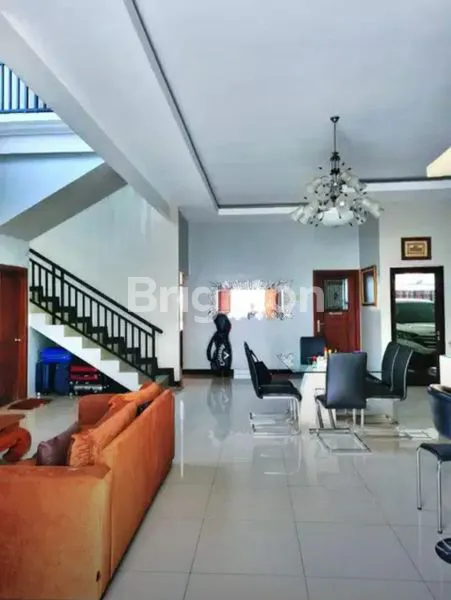 image RUMAH MEWAH TENGAH KOTA SOLO (4)