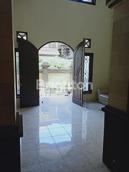 image RUMAH 2 LANTAI ONE GATE SYSTEM PLUS HALAMAN BELAKANG DI JALAN TUKAD PAKERISAN (3)