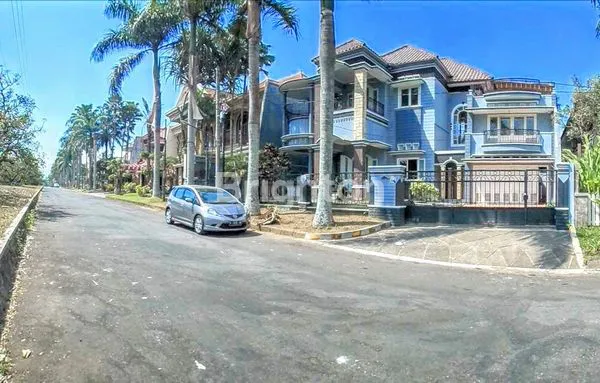 image RUMAH MEWAH MODEL MEDITERANIA LUAS ADA KOLAM RENANG 2 LANTAI SEMI FURNISHED DI PUNCAK DIENG KOTA MALANG (3)