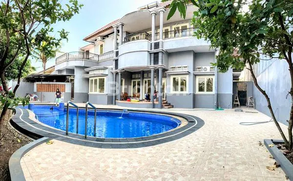 image RUMAH MEWAH MODEL MEDITERANIA LUAS ADA KOLAM RENANG 2 LANTAI SEMI FURNISHED DI PUNCAK DIENG KOTA MALANG (1)