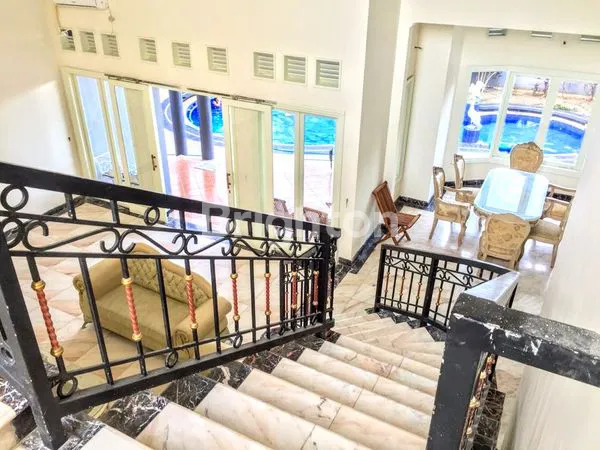 image RUMAH MEWAH MODEL MEDITERANIA LUAS ADA KOLAM RENANG 2 LANTAI SEMI FURNISHED DI PUNCAK DIENG KOTA MALANG (21)